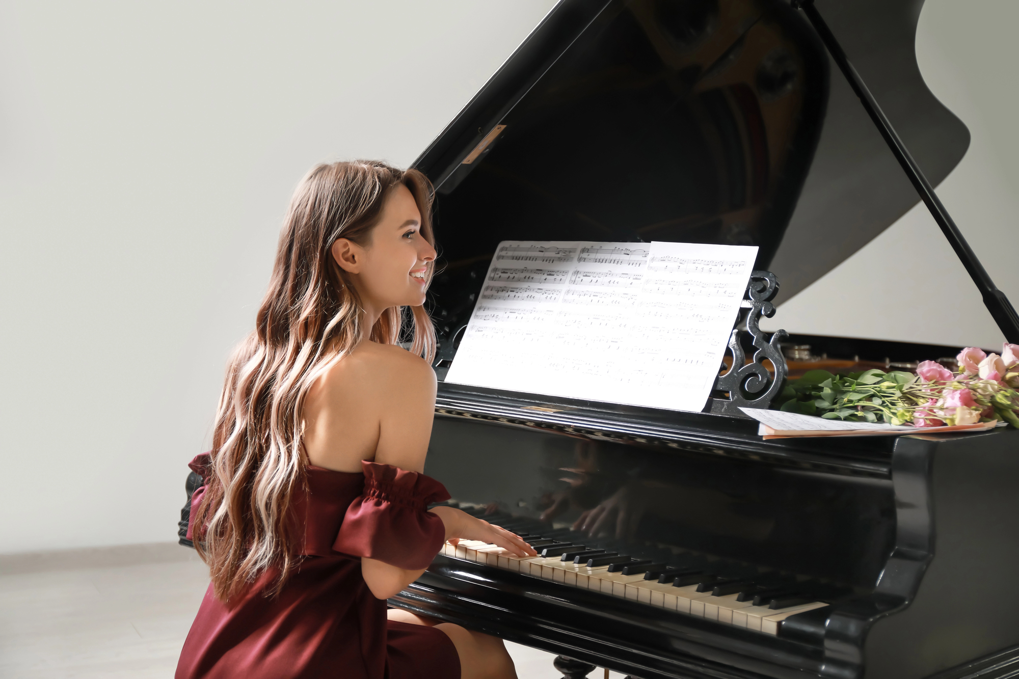 mujer-feliz-en-piano